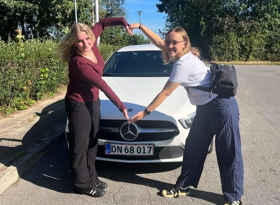 Elever laver hjerte ved bil